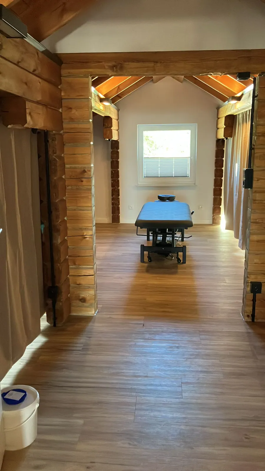 Behandlungsraum im Blockhaus-Stil — Physiotherapie Wallnau