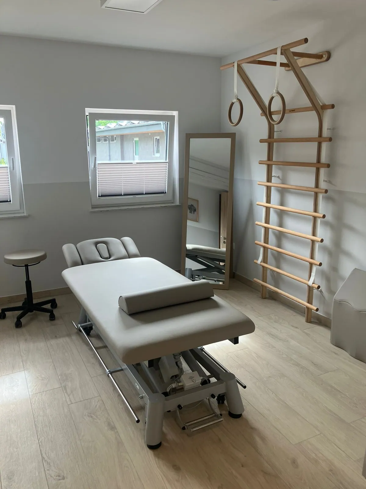 Behandlungsraum mit Sprossenwand und Ringen — Physiotherapie Wallnau