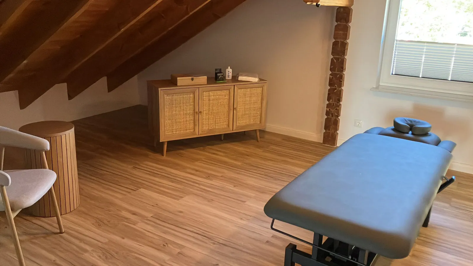Behandlungsraum unter dem Dach — Physiotherapie Wallnau