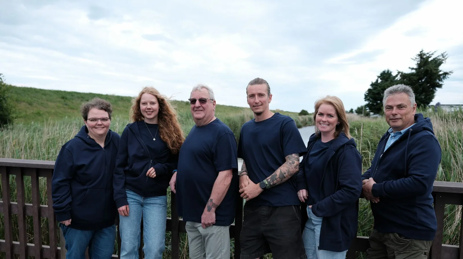 Das Team der Physiotherapie Wallnau am Strand auf Fehmarn